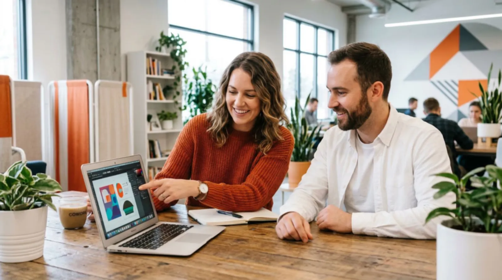 Deux professionnels echangent leurs competences sur la plateforme Swakky, l'un proposant ses services de redaction web tandis que l'autre partage son expertise en graphisme pour creer un partenariat gagnant-gagnant